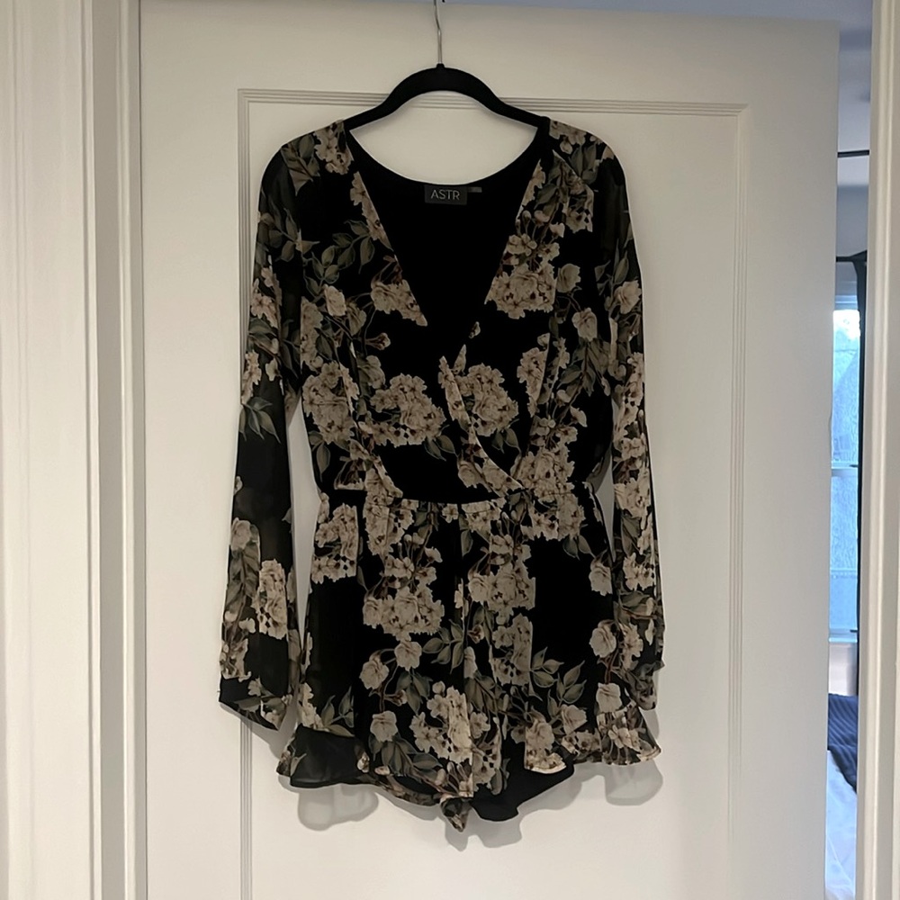 ASTR Women’s Black & Floral Long Sleeve Romper